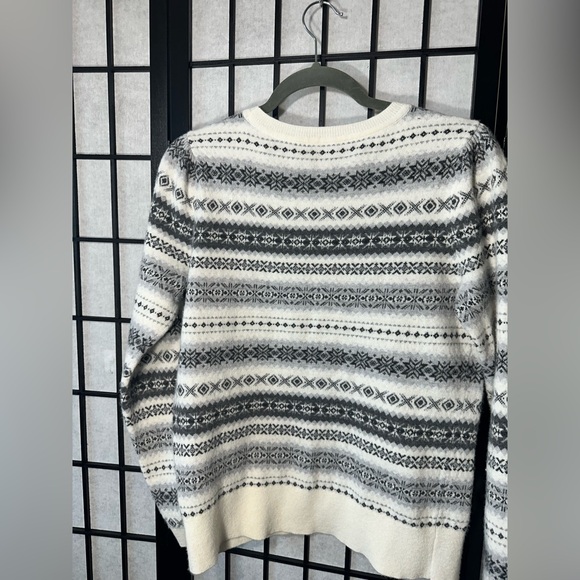 Elegant White and Grey Wool Blend Patterned Sweater - Picture 3 of 6